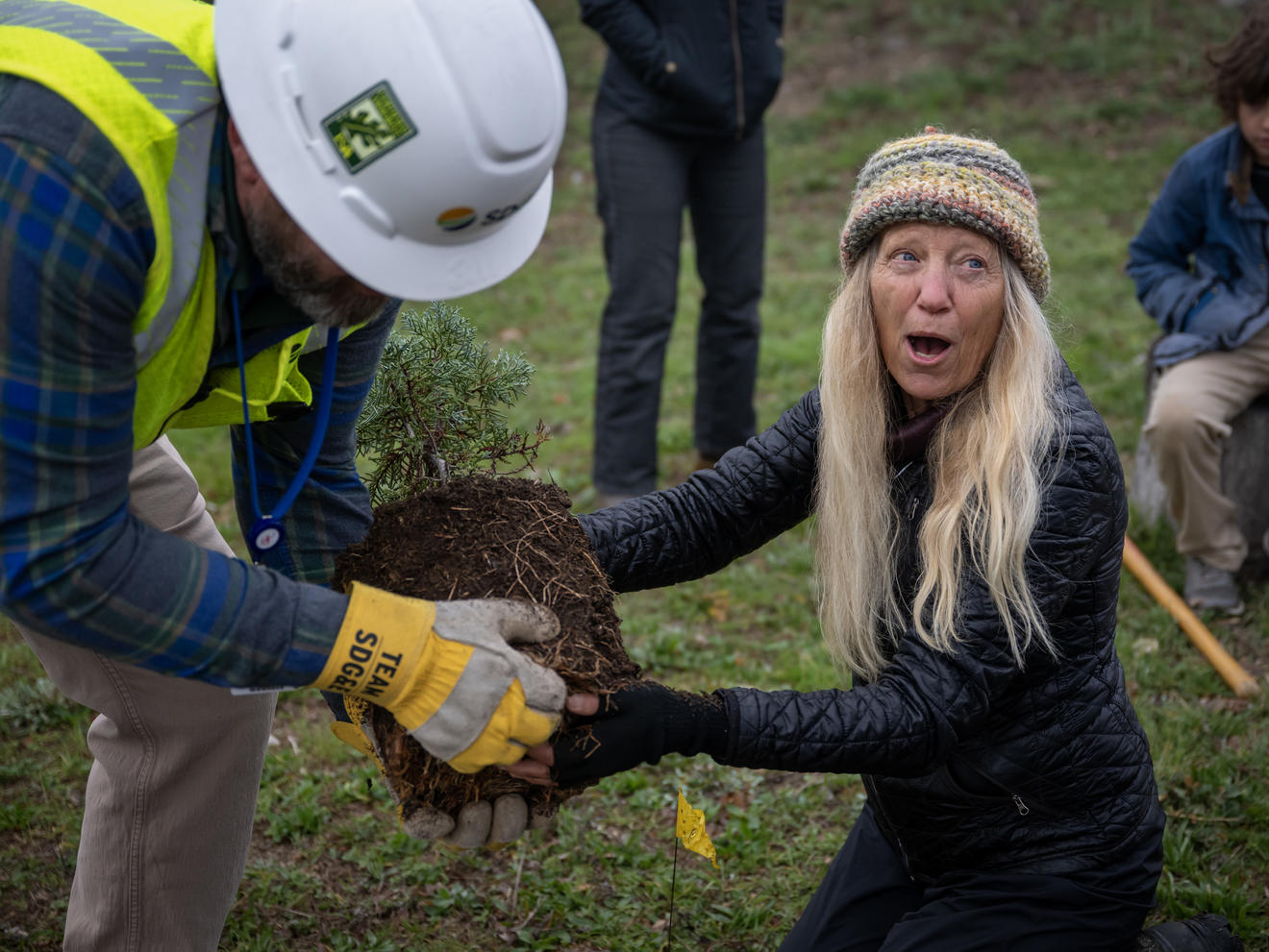 SDG&E Arborist Jason Starkey and volunteers participate in a tree-planting event at Julian Junior High School. 